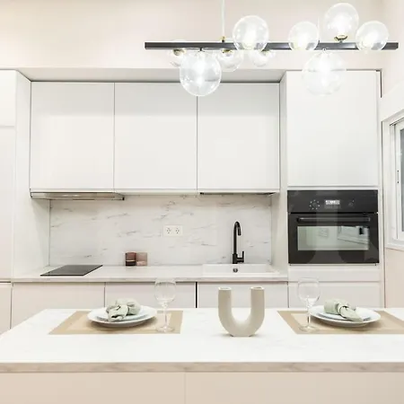 Sophisticated With Balcony & Views By Rems *