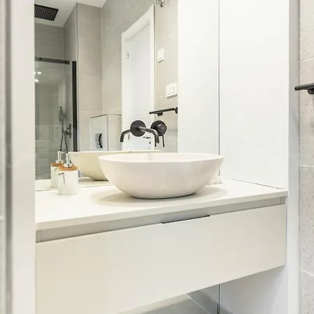 Sophisticated With Balcony & Views By Rems *