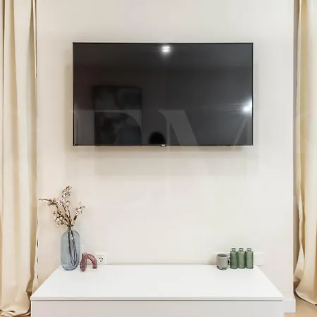 Apartment Sophisticated With Balcony & Views By Rems