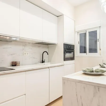 Sophisticated With Balcony & Views By Rems Appartement