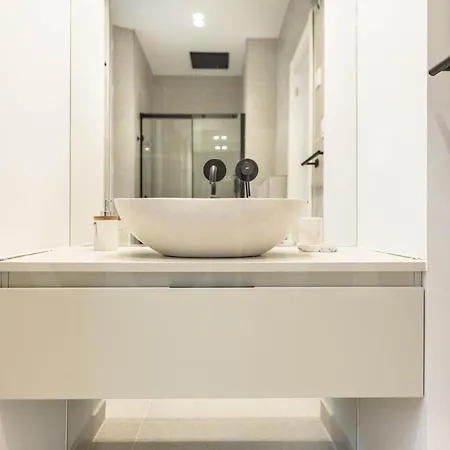 Sophisticated With Balcony & Views By Rems *